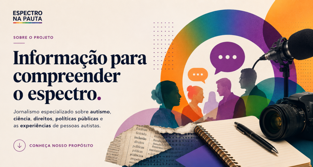 Banner editorial horizontal do projeto Espectro na Pauta, com fundo claro em tom creme. À esquerda, aparece o logotipo “Espectro na Pauta”, seguido do título “Sobre o projeto” e da frase em destaque “Informação para compreender o espectro.”. Abaixo, há um texto sobre jornalismo especializado em autismo, ciência, direitos, políticas públicas e experiências de pessoas autistas, além de uma chamada “Conheça nosso propósito”. À direita, uma composição visual mistura elementos de jornalismo e comunicação. Há um microfone profissional, uma câmera fotográfica, um caderno aberto com caneta e fragmentos de jornal. Ao fundo, silhuetas de diferentes pessoas aparecem conversando, acompanhadas por balões de diálogo. Formas geométricas circulares e translúcidas se sobrepõem em tons de azul, verde, amarelo, laranja, vermelho e roxo, criando uma referência visual ao espectro e à diversidade. A composição combina fotografia, colagem editorial e elementos gráficos, com estética contemporânea de revista.